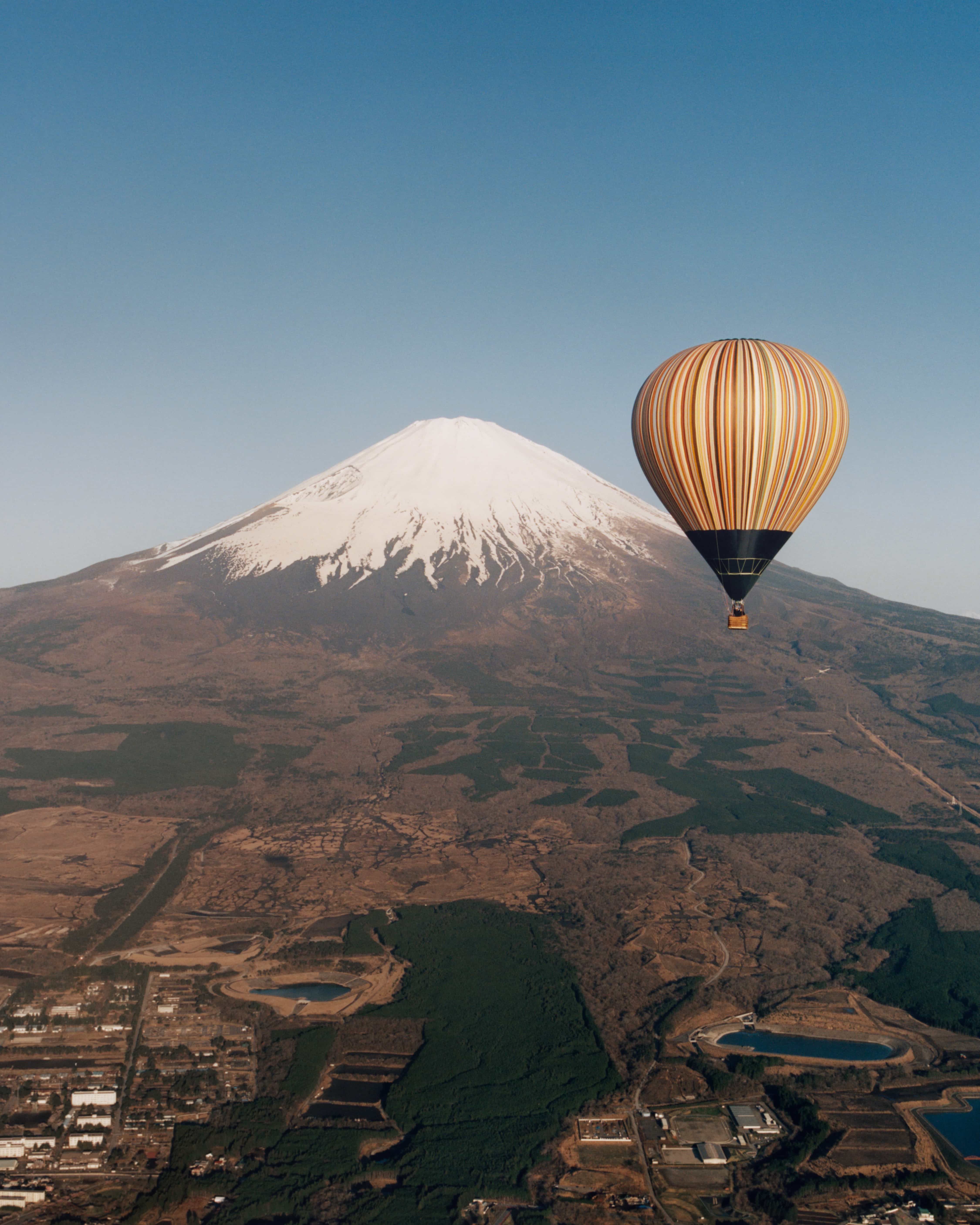 ポール・スミスのシグネチャーストライプの気球が富士山を背景に飛行 ...